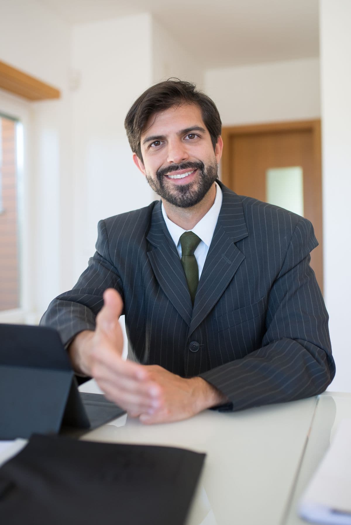 Asesor inmobiliario de PlaceHub acompañando a un propietario